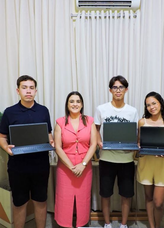 ENTREGA DE NOTEBOOKS PARA OS ALUNOS DESTAQUES DO ENSINO FUNDAMENTAL